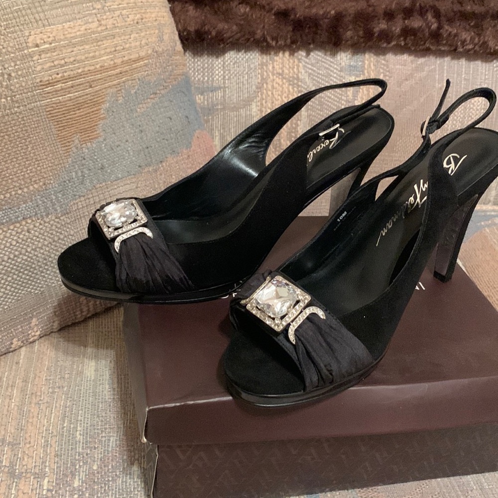 Sophisticated peep toe pumps. 11M